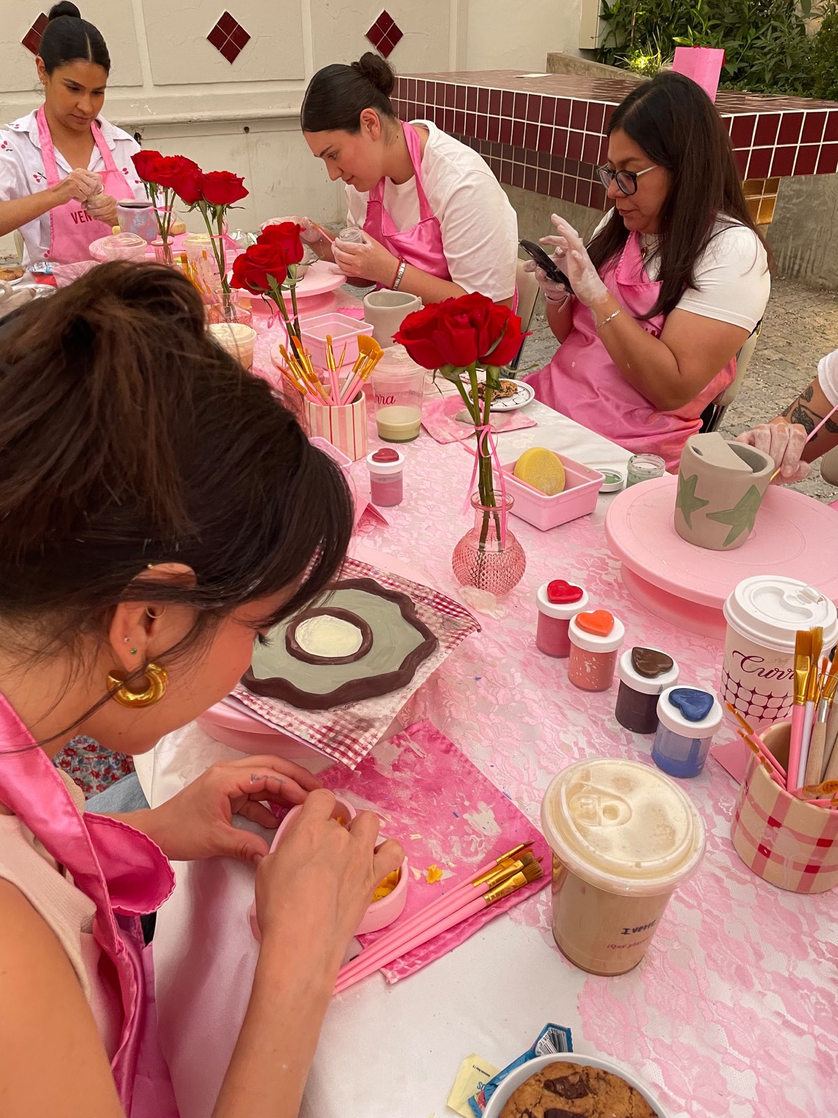 Personas concentradas pintando sus piezas durante el taller